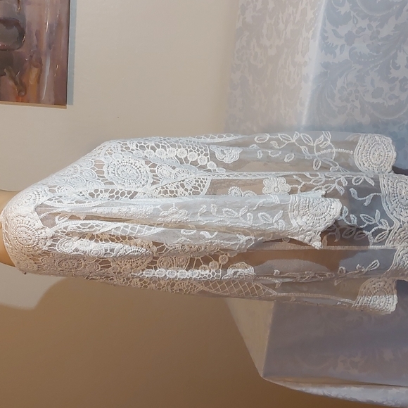 Beautiful all lace top. Long sleeves. No label or size.M. Pre-owned great con. - Picture 2 of 6